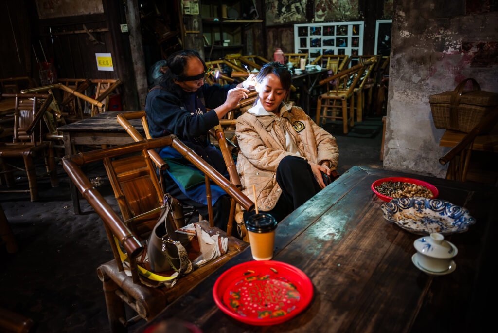 Earwax removal in a Chinese rural tea house